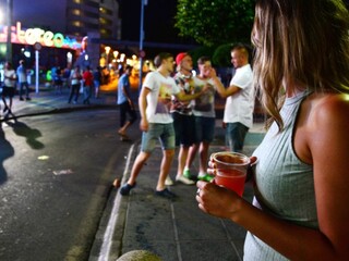 Párty žúr alkohol mladí 1140px (SITA)